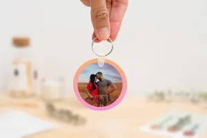 Llavero redondo personalizado con código Spotify, título de la canción y nombre del artista en un lado, y una imagen personalizada en el otro.