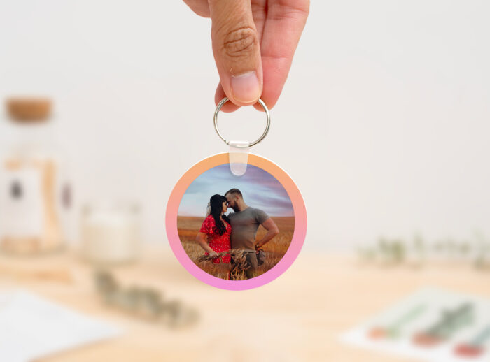 Llavero redondo personalizado con código Spotify, título de la canción y nombre del artista en un lado, y una imagen personalizada en el otro.