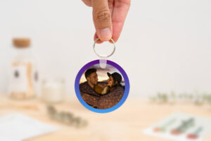 llavero_spotify_mod_4_a Llavero redondo personalizado con código Spotify, título de la canción y nombre del artista en un lado, y una imagen personalizada en el otro.