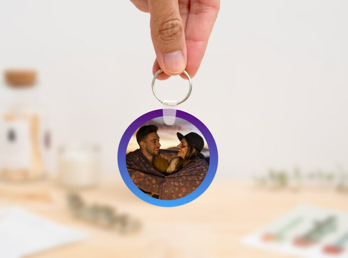 Llavero redondo personalizado con código Spotify, título de la canción y nombre del artista en un lado, y una imagen personalizada en el otro.