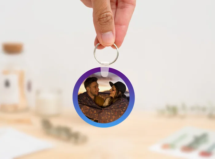 Llavero redondo personalizado con código Spotify, título de la canción y nombre del artista en un lado, y una imagen personalizada en el otro.