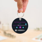 Llavero redondo personalizado con código Spotify, título de la canción y nombre del artista en un lado, y una imagen personalizada en el otro.