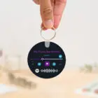 Llavero redondo personalizado con código Spotify, título de la canción y nombre del artista en un lado, y una imagen personalizada en el otro.