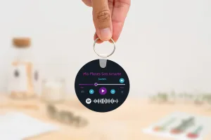 Llavero redondo personalizado con código Spotify, título de la canción y nombre del artista en un lado, y una imagen personalizada en el otro.