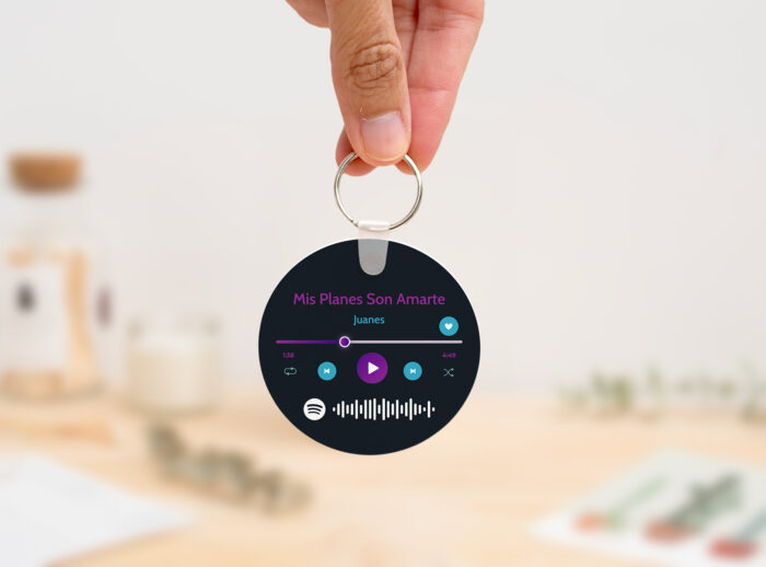 Llavero redondo personalizado con código Spotify, título de la canción y nombre del artista en un lado, y una imagen personalizada en el otro.