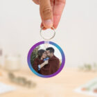 Llavero redondo personalizado con código Spotify, título de la canción y nombre del artista en un lado, y una imagen personalizada en el otro.