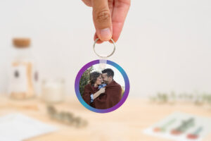 llavero_spotify_mod_5_a Llavero redondo personalizado con código Spotify, título de la canción y nombre del artista en un lado, y una imagen personalizada en el otro.