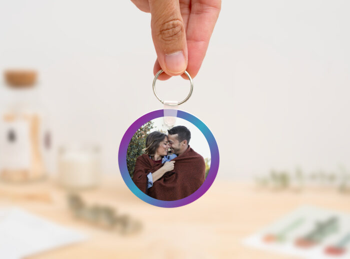 Llavero redondo personalizado con código Spotify, título de la canción y nombre del artista en un lado, y una imagen personalizada en el otro.