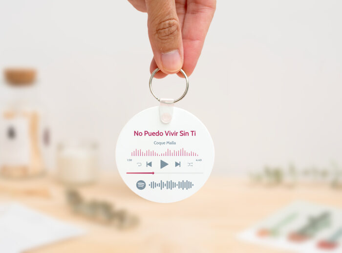 Llavero redondo personalizado con código Spotify, título de la canción y nombre del artista en un lado, y una imagen personalizada en el otro.