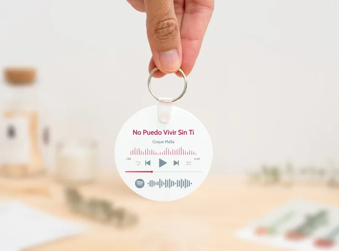 Llavero redondo personalizado con código Spotify, título de la canción y nombre del artista en un lado, y una imagen personalizada en el otro.