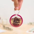 Llavero redondo personalizado con código Spotify, título de la canción y nombre del artista en un lado, y una imagen personalizada en el otro.