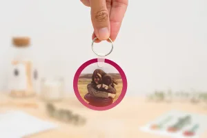 Llavero redondo personalizado con código Spotify, título de la canción y nombre del artista en un lado, y una imagen personalizada en el otro.