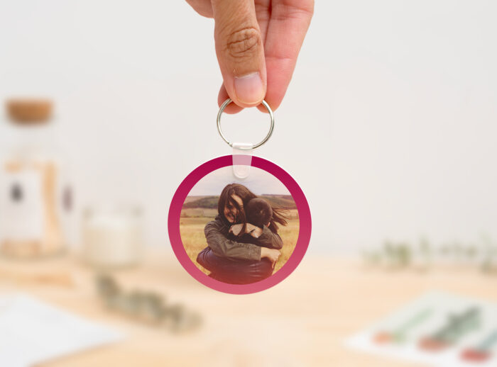 Llavero redondo personalizado con código Spotify, título de la canción y nombre del artista en un lado, y una imagen personalizada en el otro.