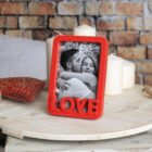 Marco de temática enamorados en rojo para foto 10x15 cm con la palabra 'Love' en relieve