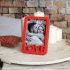 Marco de temática enamorados en rojo para foto 10x15 cm con la palabra 'Love' en relieve