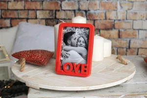 Marco de temática enamorados en rojo para foto 10x15 cm con la palabra 'Love' en relieve