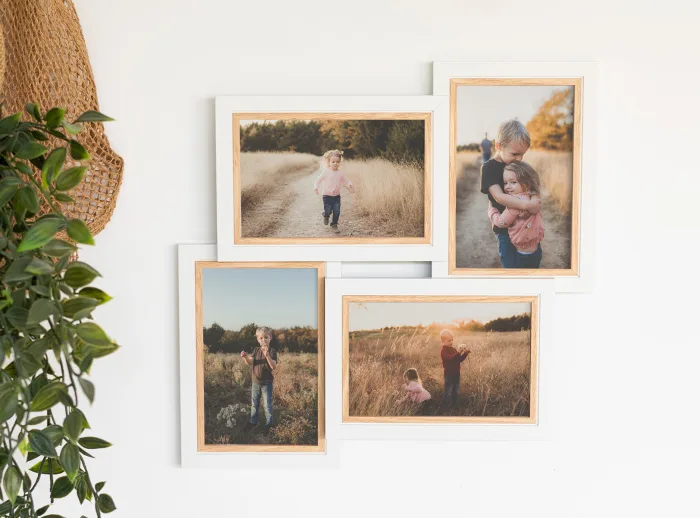 Marco múltiple estilo nórdico para 4 fotos en tamaño 10x15 cm. con tonos blancos y madera natural