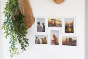 Marco múltiple Topic de 6 fotos tamaño 10x15 cm. en color blanco para colgar