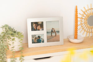 Marco de aluminio para 4 fotos, una en 10x15 y dos en 6x9 cm.