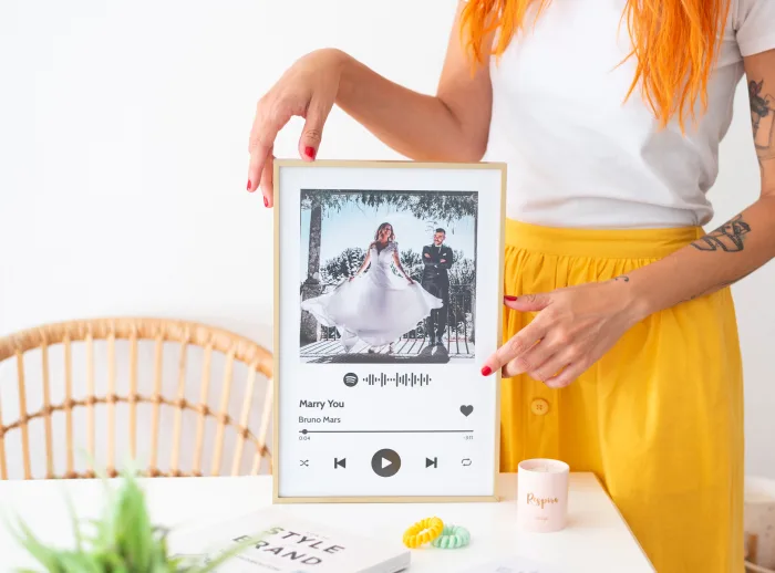 Marco personalizado con canción Spotify. Moldura dorada