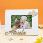 Marco portafotos blanco con la palabra "Abuela" en relieve de madera