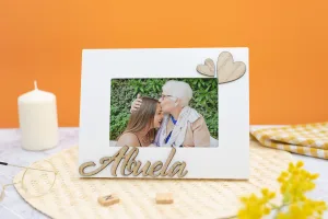 Marco portafotos blanco con la palabra "Abuela" en relieve de madera