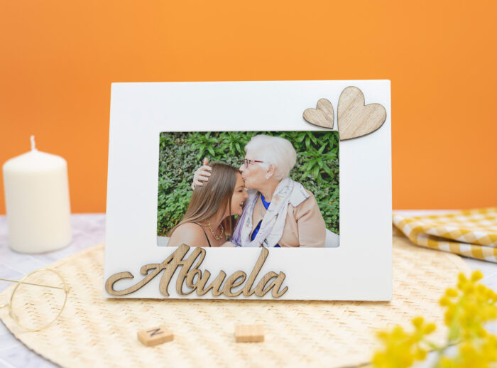 Marco portafotos blanco con la palabra "Abuela" en relieve de madera