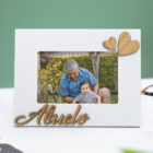 Marco portafotos blanco con la palabra "Abuelo" en relieve de madera