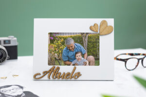 Marco portafotos blanco con la palabra "Abuelo" en relieve de madera
