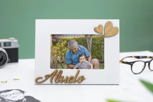 Marco portafotos blanco con la palabra "Abuelo" en relieve de madera