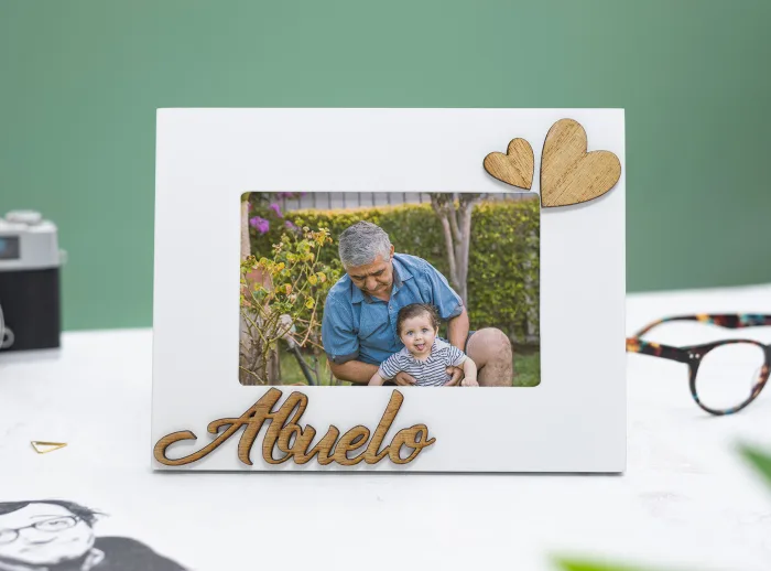 Marco portafotos blanco con la palabra "Abuelo" en relieve de madera