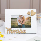 Marco portafotos blanco con la palabra "Familia" en relieve de madera