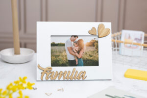 Marco portafotos blanco con la palabra "Familia" en relieve de madera