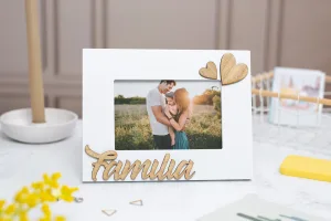 Marco portafotos blanco con la palabra "Familia" en relieve de madera