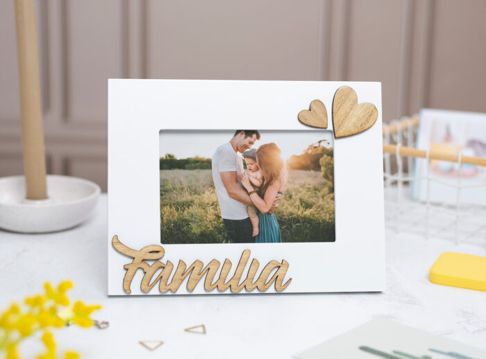 Marco portafotos blanco con la palabra "Familia" en relieve de madera