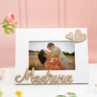 Marco portafotos blanco con la palabra "Madrina" en relieve de madera