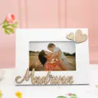 Marco portafotos blanco con la palabra "Madrina" en relieve de madera