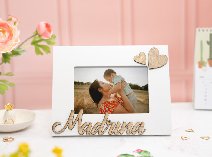 Marco portafotos blanco con la palabra "Madrina" en relieve de madera