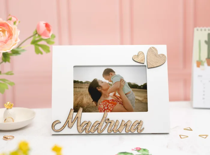 Marco portafotos blanco con la palabra "Madrina" en relieve de madera