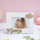 Marco portafotos blanco con la palabra "Mamá" en relieve de madera