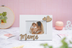 Marco portafotos blanco con la palabra "Mamá" en relieve de madera