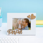 Marco portafotos blanco con la palabra "Papá" en relieve de madera