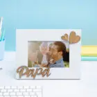 Marco portafotos blanco con la palabra "Papá" en relieve de madera