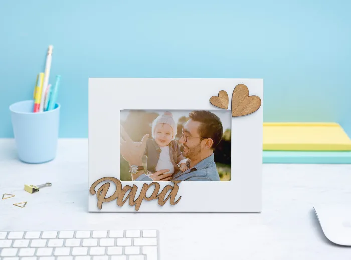Marco portafotos blanco con la palabra "Papá" en relieve de madera