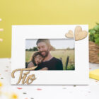 Marco portafotos blanco con la palabra "Tío" en relieve de madera