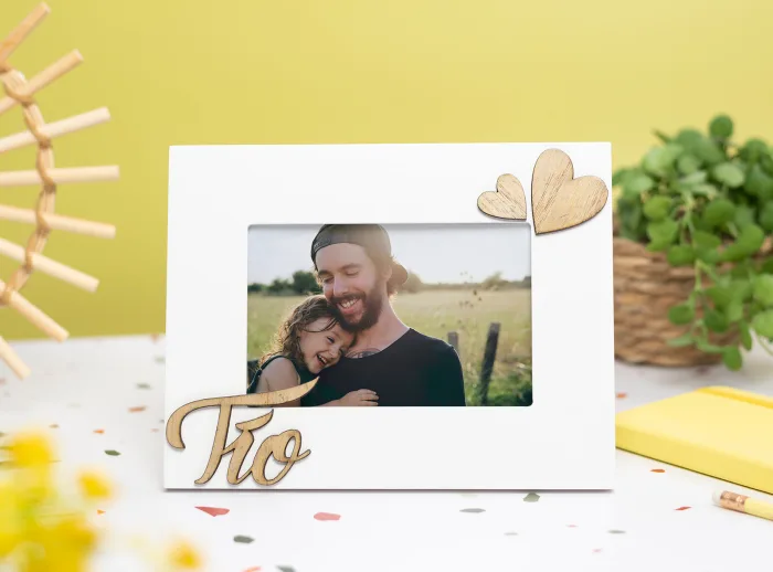 Marco portafotos blanco con la palabra "Tío" en relieve de madera