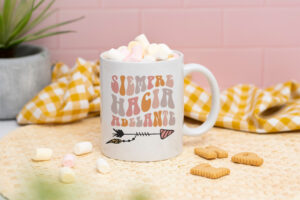 Taza de cerámica blanca con la frase motivadora "Siempre hacia delante"