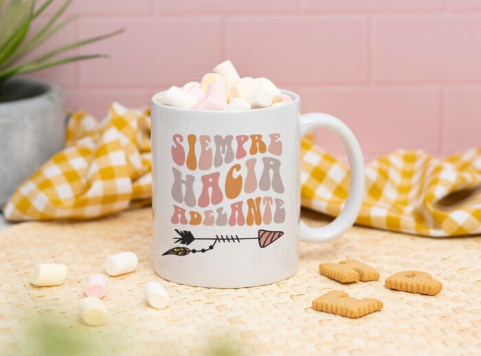 Taza de cerámica blanca con la frase motivadora "Siempre hacia delante"