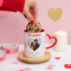 Taza de cerámica con el asa de corazón y el interior rojo. Personalizada con diseños de enamorados