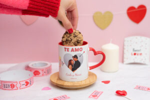 Taza de cerámica con el asa de corazón y el interior rojo. Personalizada con diseños de enamorados